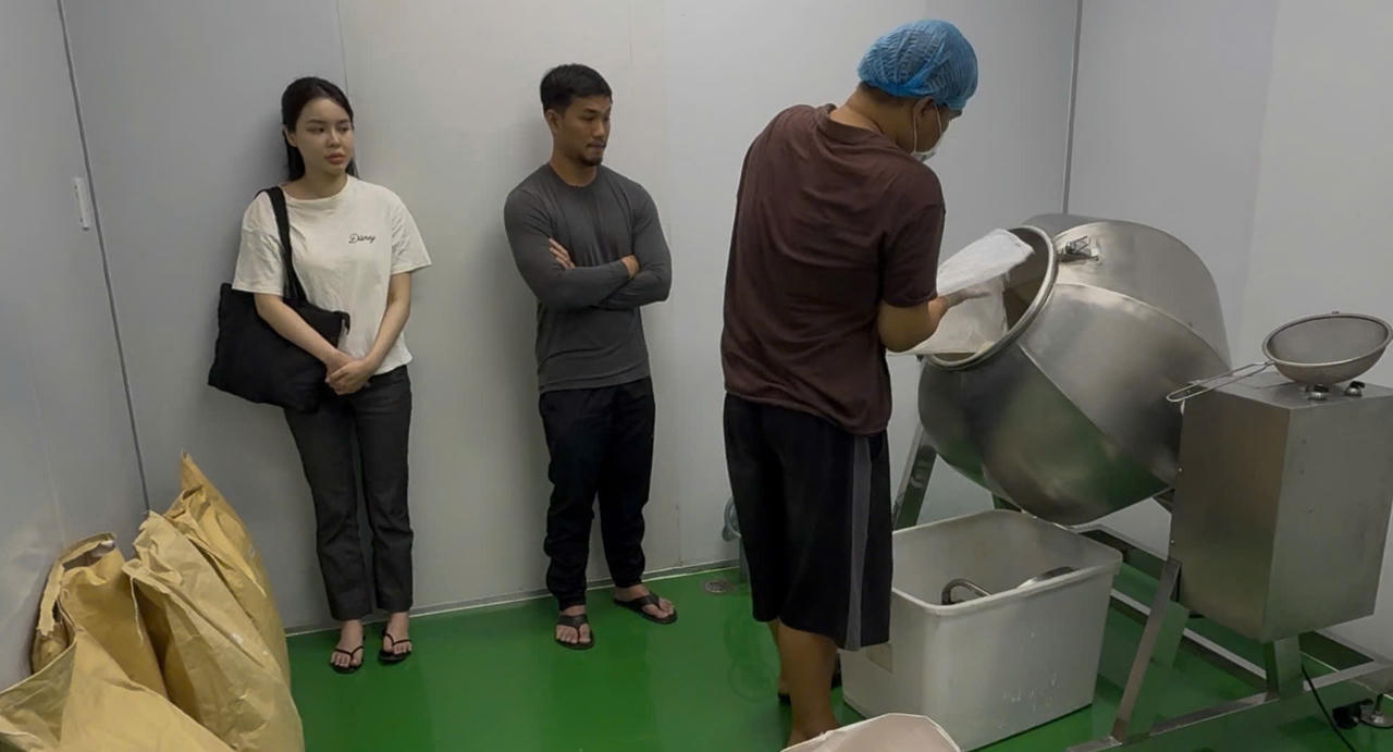 Bắt tạm giam cặp vợ chồng cầm đầu đường dây sản xuất thực phẩm chức năng chứa chất cấm