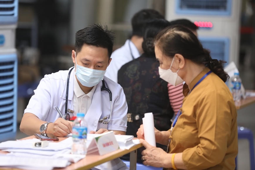 Chi phí khám chữa bệnh BHYT vượt dự toán giai đoạn 2018 - 2022 được xử lý thế nào?