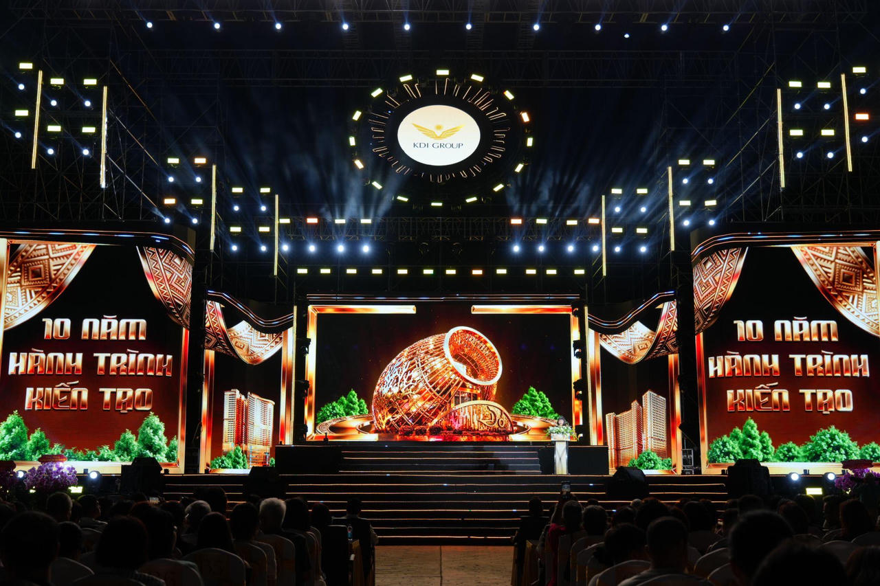 Sân khấu được dàn dựng hoành tráng, giàu tính thẩm mỹ và giá trị nghệ thuật.