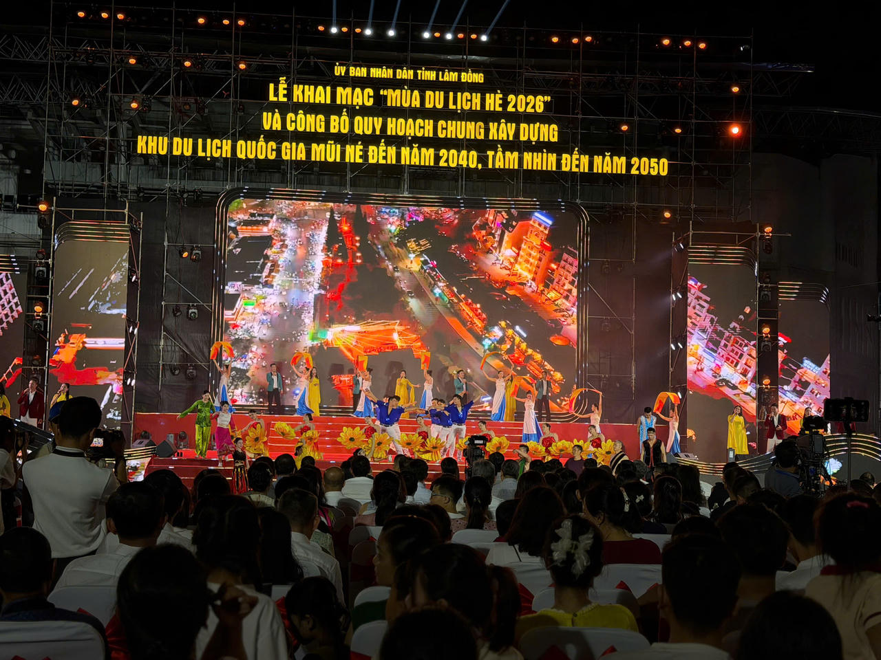 Đông đảo người dân, du khách tham dự&nbsp;Lễ khai mạc “Mùa du lịch hè năm 2026” và  Công bố Quy hoạch chung xây dựng Khu du lịch quốc gia Mũi Né.