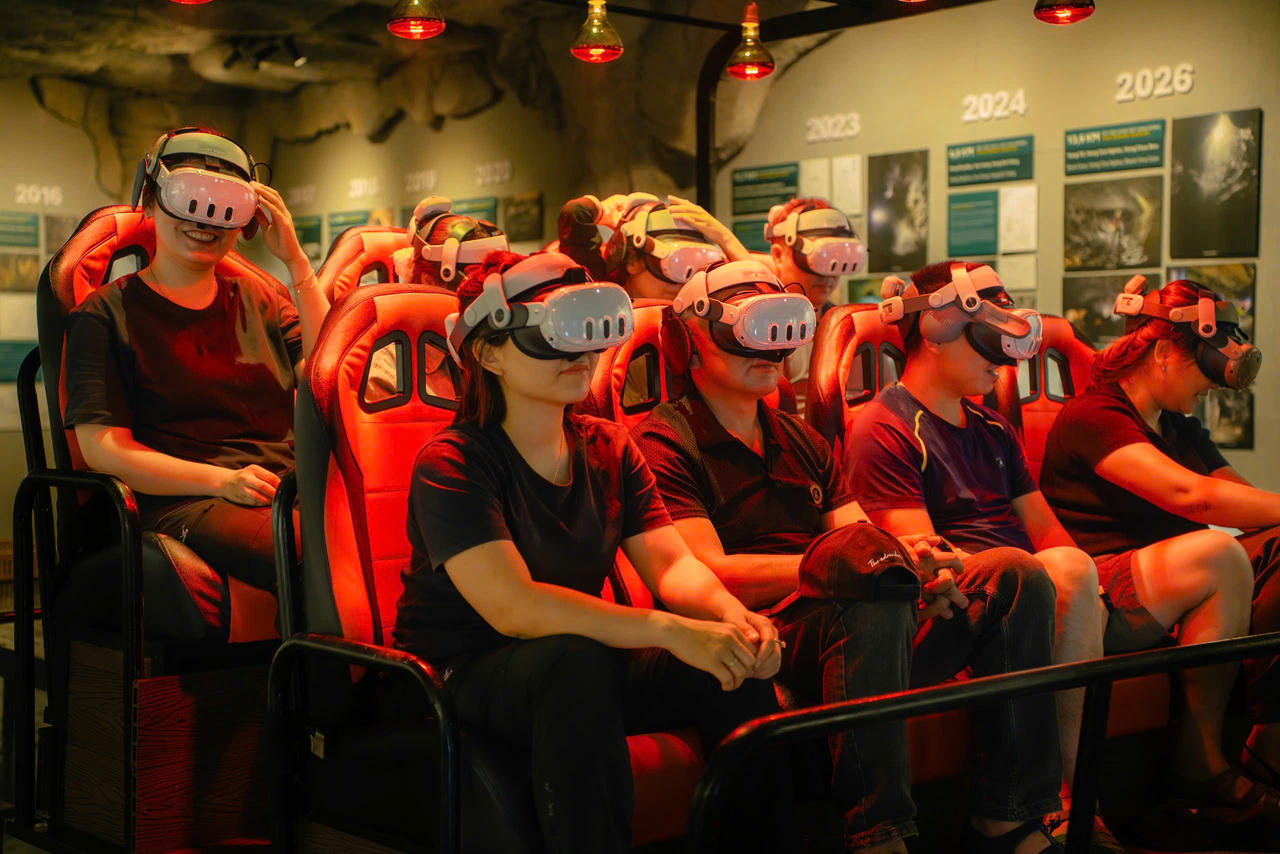 Khách du lịch trải nghiệm tour thám hiểm Sơn Đoòng bằng công nghệ VR 5D tại Trung tâm thông tin thám hiểm hang động Phong Nha.