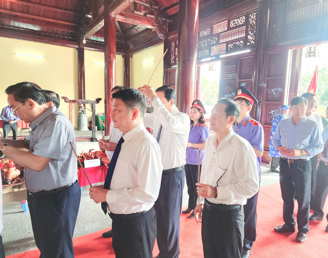 Lãnh đạo, nguyên lãnh đạo tỉnh An Giang dâng hương tại Đền thờ Quốc Tổ Hùng Vương