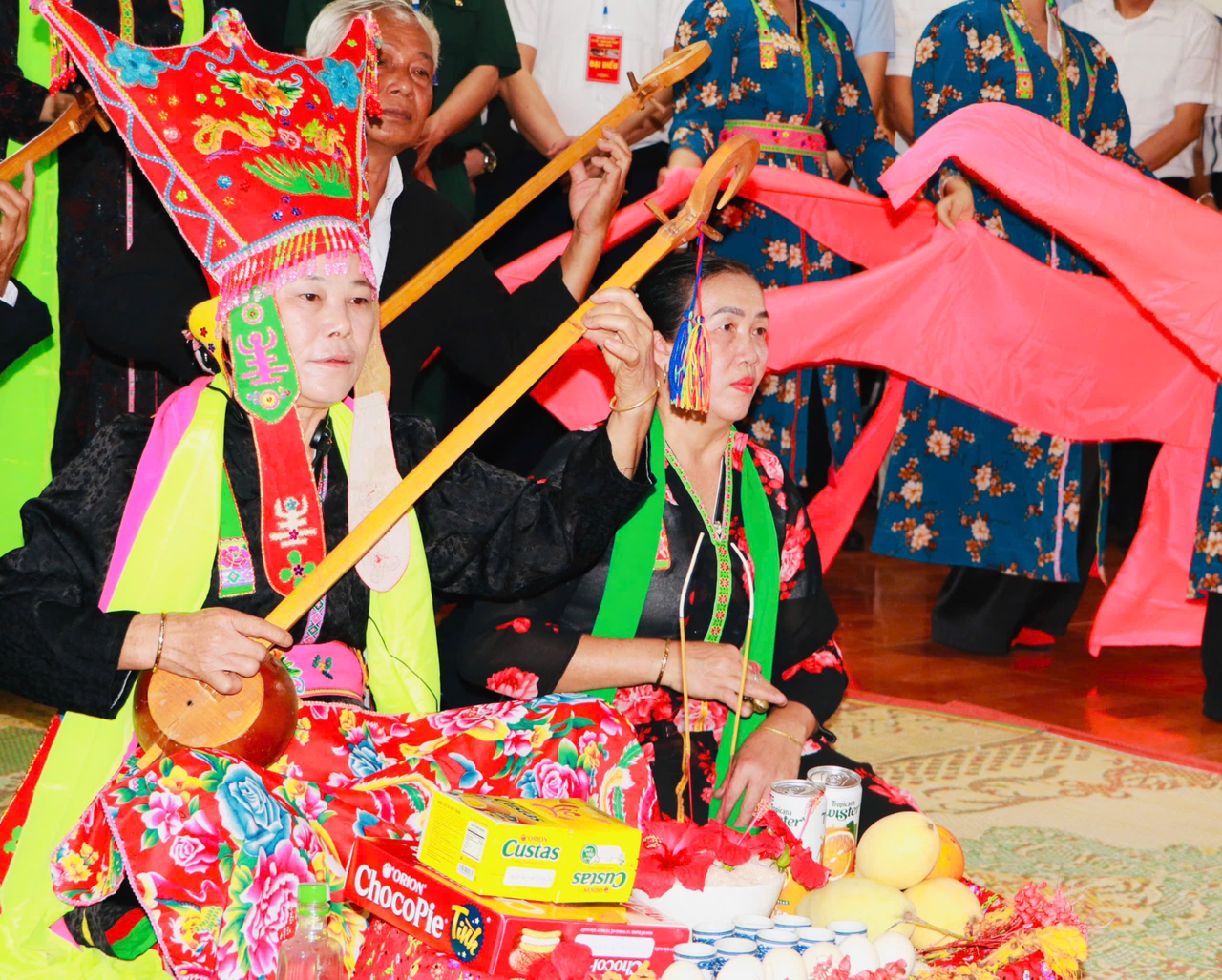 Bà Then thực hiện nghi&nbsp;thức cúng.