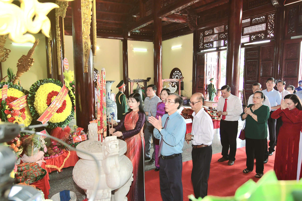 Lãnh đạo, nguyên lãnh đạo tỉnh An Giang dâng hương tại Đền thờ Quốc Tổ Hùng Vương