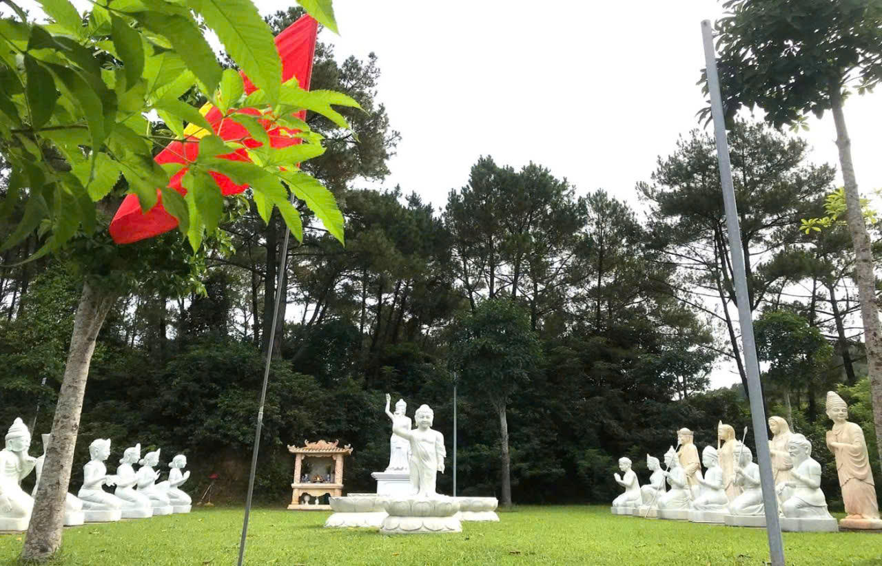  Chùa Hang vẫn giữ được nét riêng nhờ sự giản dị và hài hòa với thiên nhiên