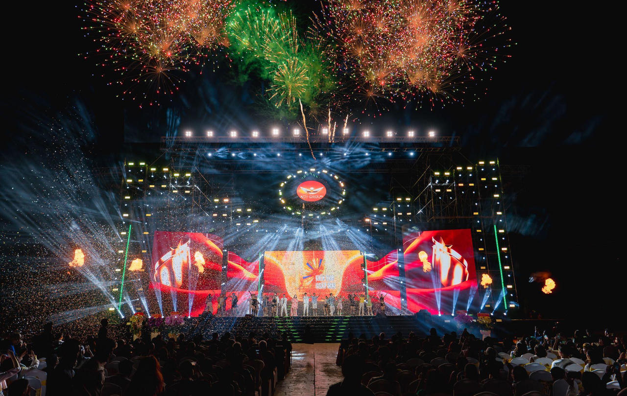 Màn pháo hoa rực sáng bên vịnh Nha Trang, khép lại đêm sự kiện và mở ra hành trình phát triển mới của KDI Group.