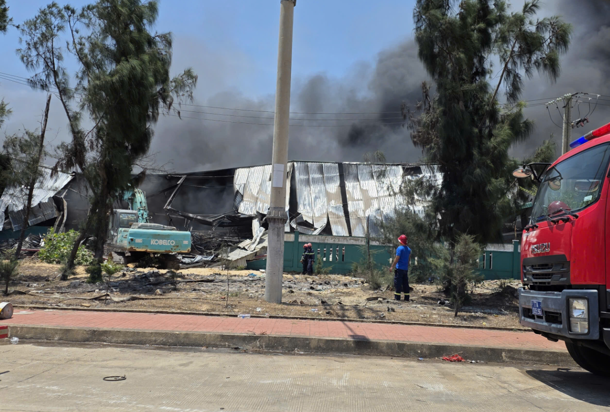 Đám cháy xảy ra với cột khói đen hàng trăm mét và có thể nhìn thấy từ xa.