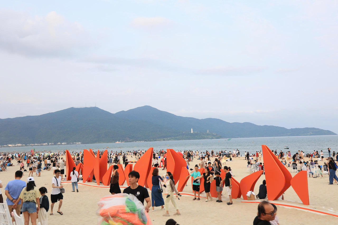 Chuỗi hoạt động khai trương “Mùa du lịch biển Đà Nẵng 2026” thu hút lượng lớn người dân, du khách đổ về, tạo không khí nhộn nhịp và sôi động.