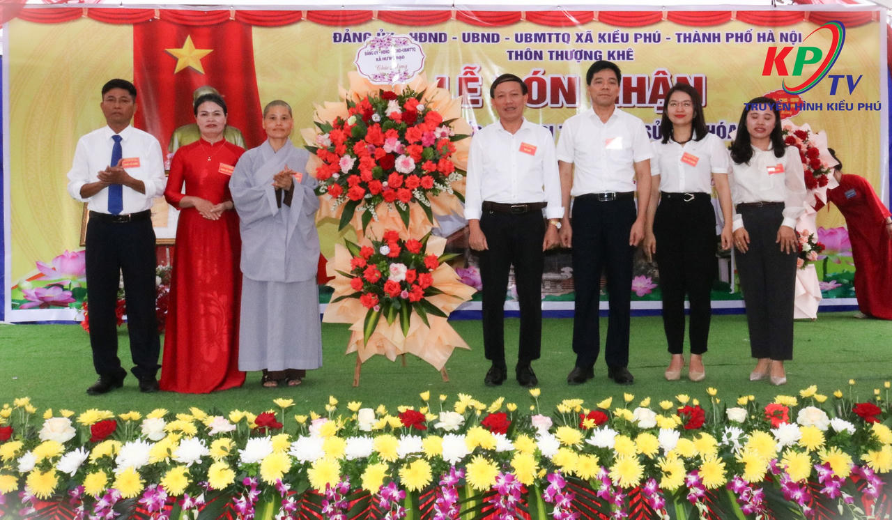 Đại diện lãnh đạo xã Hưng Đạo chúc mừng