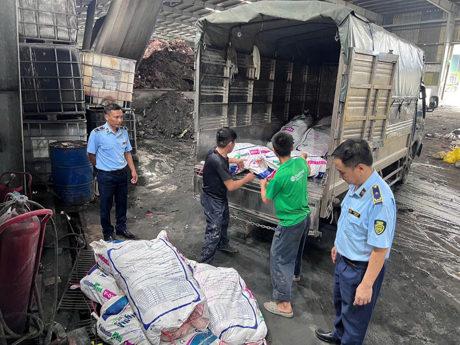 Quá trình kiểm tra, lực lượng chức năng phát hiện trên xe đang vận chuyển 18 bao tải (loại 40kg/bao), bên trong chứa mỡ lợn với tổng khối lượng 1.044kg.