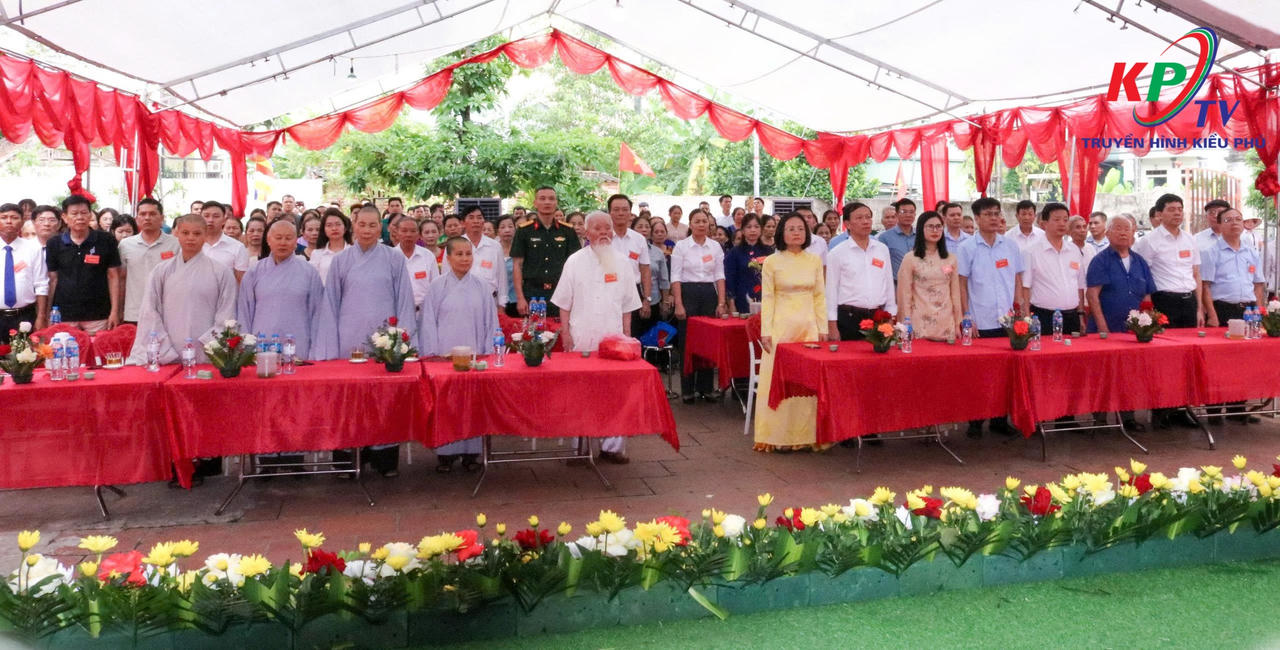Các đại biểu và người dân tham dự buổi lễ