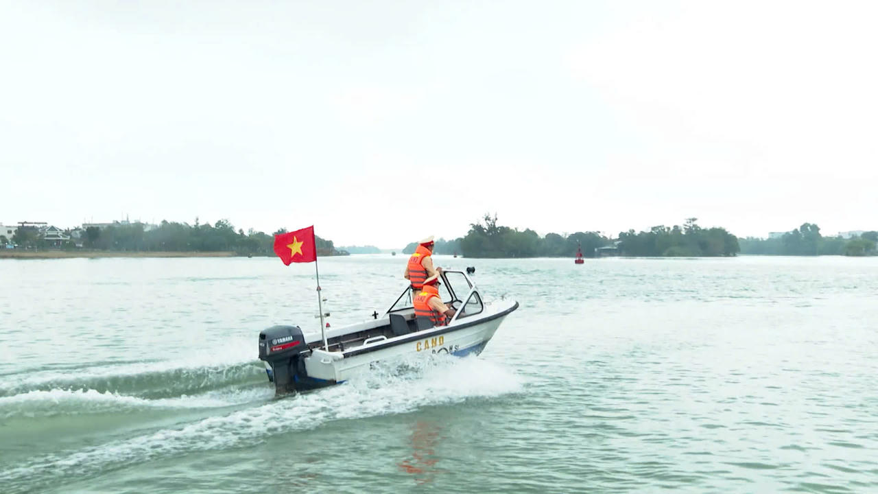 CSGT TP Huế tăng cường tuần tra, kiểm soát thuyền rồng trên sông Hương