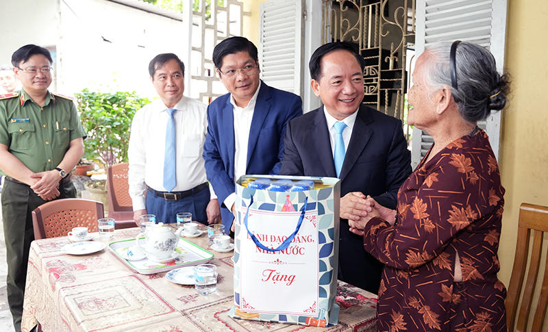 Trưởng ban Tuyên giáo và Dân vận Trung cùng lãnh đạo địa phương thăm hỏi gia đình bà Phan Thị Tịnh (vợ liệt sĩ).&nbsp;