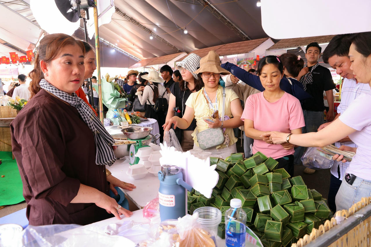 Các gian hàng thu hút đông đảo người dân tham quan và thưởng thức