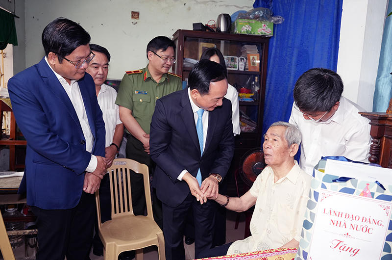 Đoàn công tác thăm gia đình ông Lê Thoàn (thương binh 4/4, từng bị tù đày tại Côn Đảo) đang sinh sống trên địa bàn.&nbsp;