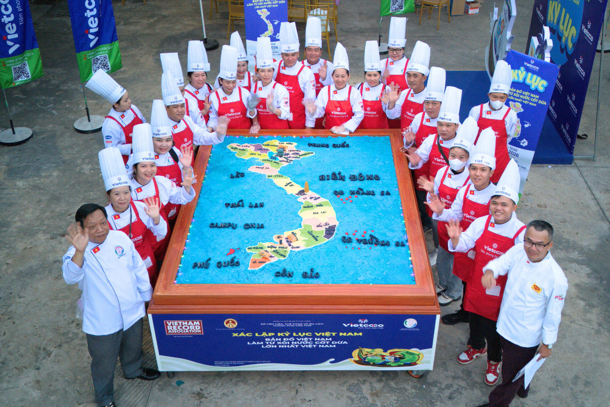 103 đầu bếp cùng nhau tạo hình bản đồ xôi nước cốt dừa lớn nhất Việt Nam.
