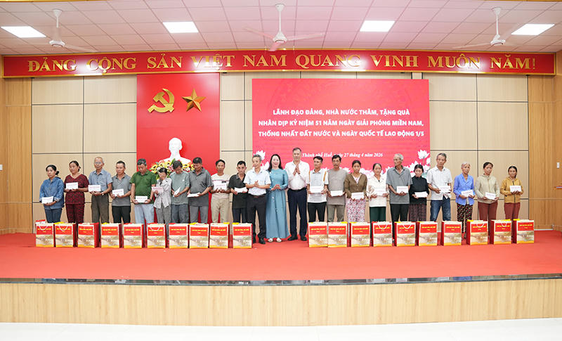 Lãnh đạo TP Huế tặng quà người dân có hoàn cảnh khó khăn trên địa bàn&nbsp;