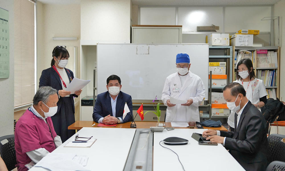 Ông Matsumoto Akihide, Chủ tịch Tập đoàn Y tế Seishokai (áo trắng) giới thiệu định hướng xây dựng hệ thống chăm sóc toàn diện cho người cao tuổi.