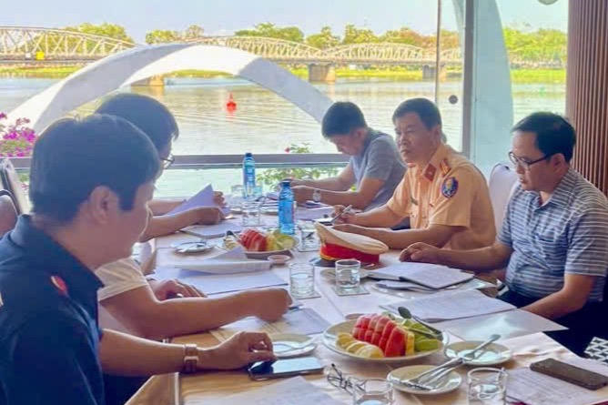 Phòng Cảnh sát giao thông Công an thành phố Huế phối hợp với các đơn vị có liên quan tăng cường công tác kiểm tra an toàn giao thông trên bến Tòa Khâm, thành phố Huế.
