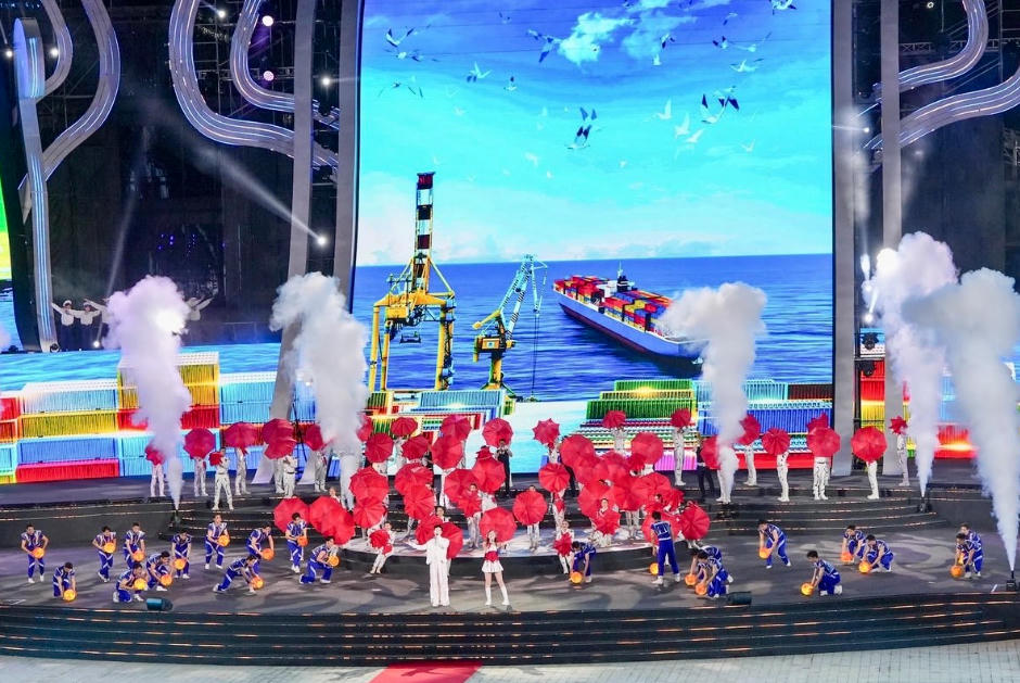 Điểm nhấn của Lễ hội là chương trình nghệ thuật khai mạc được dàn dựng công phu, kết hợp công nghệ trình diễn hiện đại, tái hiện hành trình phát triển của thành phố.