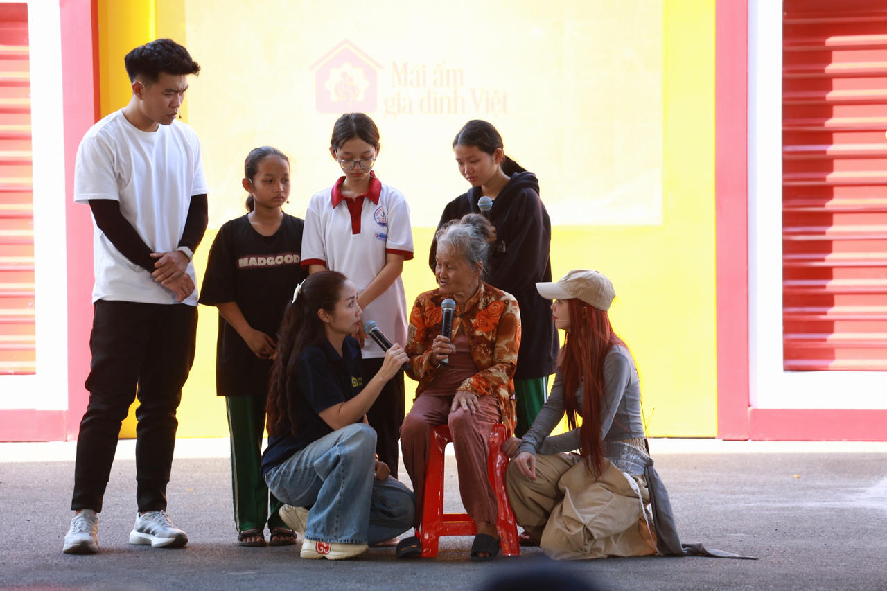 MC Ốc Thanh Vân, ca sĩ Liz Kim Cương và cầu thủ Phạm Lý Đức dành những lời động viên, an ủi gia đình em nhỏ có hoàn cảnh khó khăn.