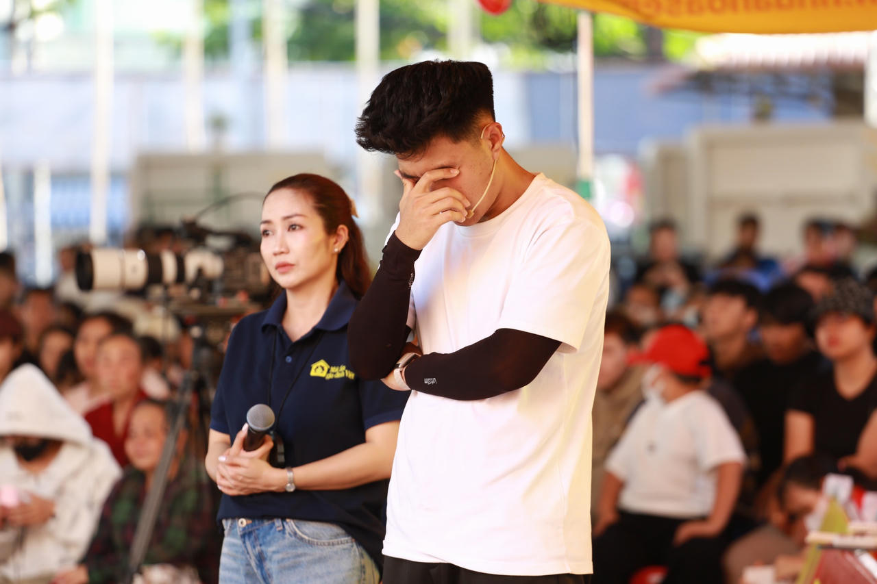 Cầu thủ Phạm Lý Đức xúc động khi chứng kiến hoàn cảnh khó khăn của các em nhỏ.