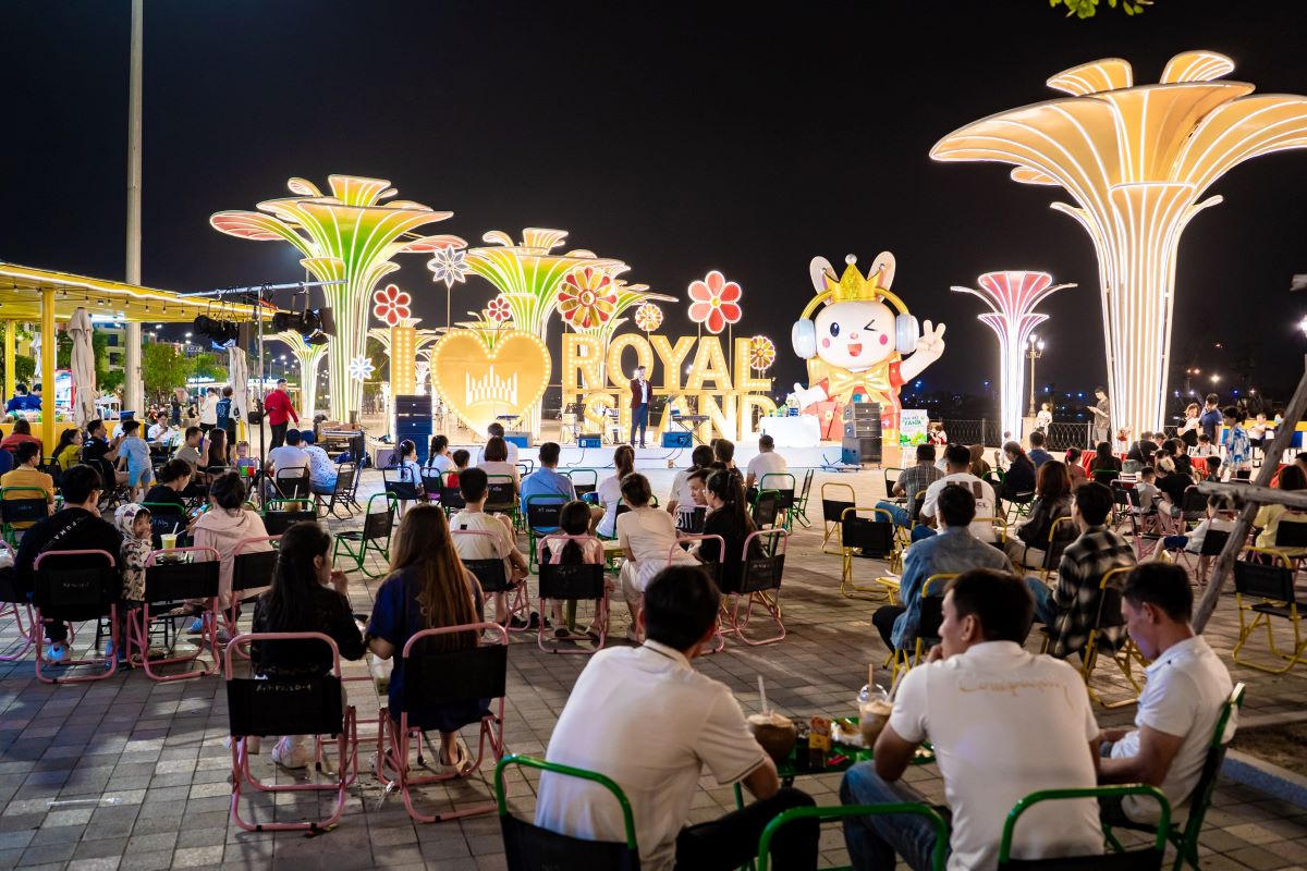 Cộng đồng cư dân đông đảo tạo nên nhịp sống sôi động cho thành phố Đảo Hoàng Gia