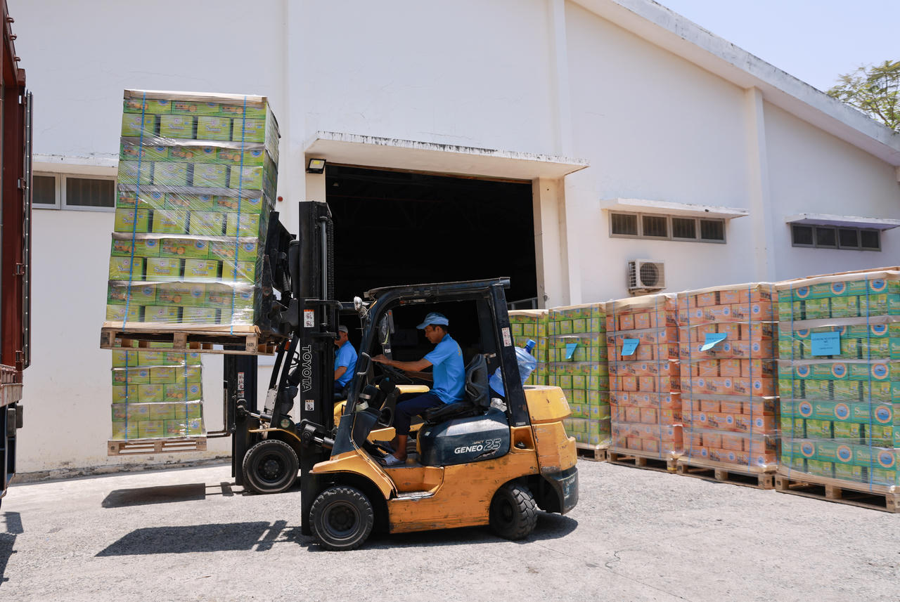 Công nhân tập kết hàng lên xe container để xuất khẩu.