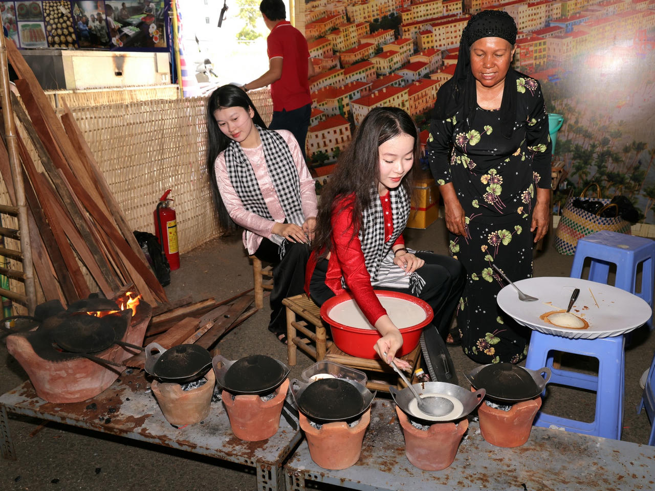 Du khách trải nghiệm làm bánh dân gian