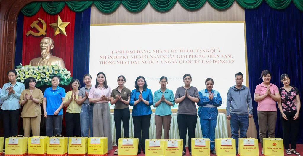 Chủ tịch Ủy ban Trung ương MTTQ Việt Nam thăm, tặng quà gia đình chính sách tại Ninh Bình