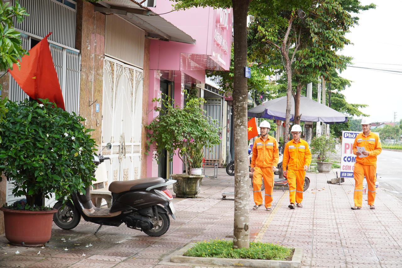 Nhân viên Công ty Điện lực Bắc Ninh tăng cường tuyên truyền sử dụng điện an toàn, tiết kiệm trước dịp nghỉ lễ. (Ảnh: ĐLBN)