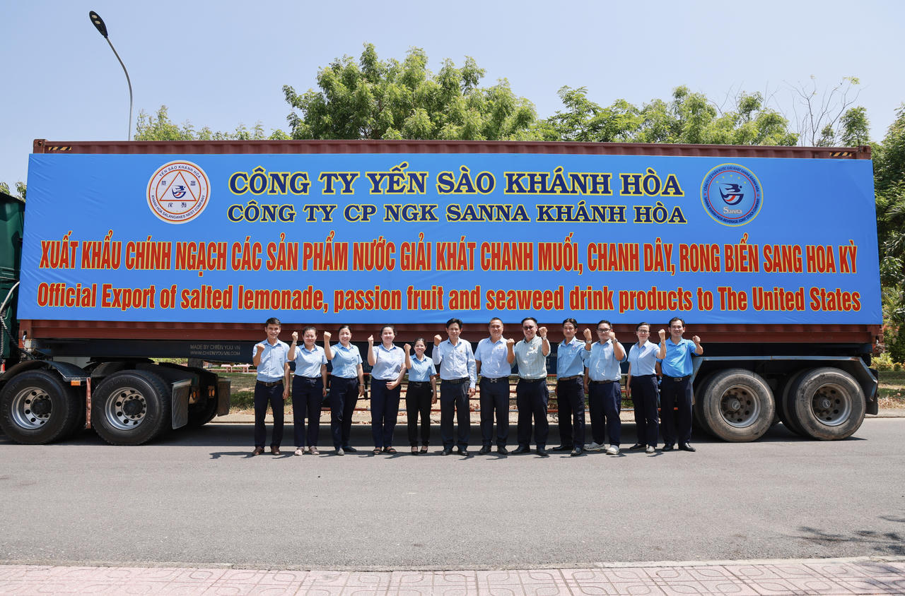 Cán bộ, công nhân Sanna Khánh Hòa chụp hình lưu niệm với lô hàng đầu tiên xuất khẩu qua Hoa Kỳ.