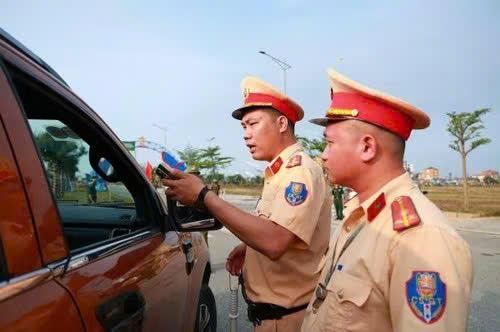 Lực lượng CSGT đảm bảo giao thông thông xuốt