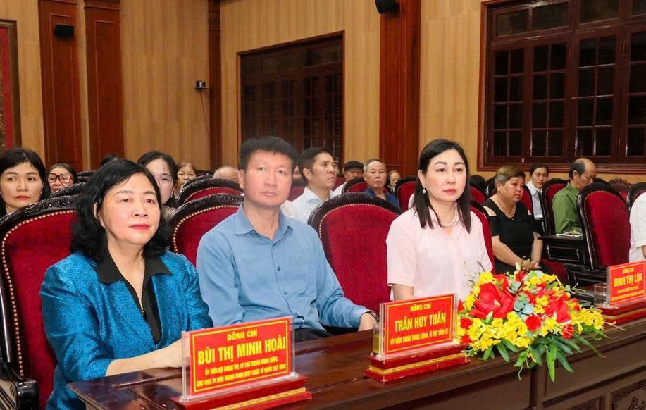 Các đại biểu dự chương trình.
