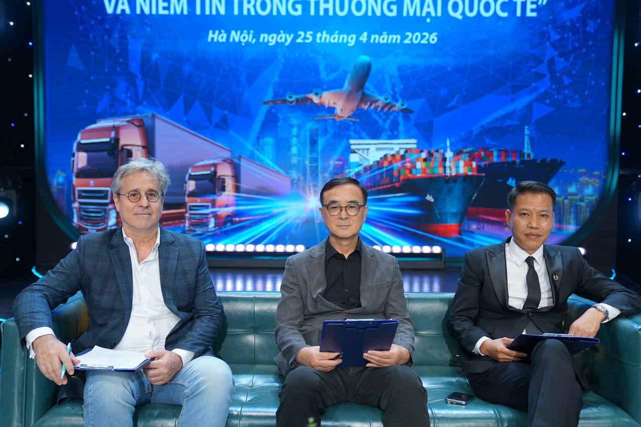 Từ trái qua phải (ông&nbsp;Mark Looney- Doanh nhân ngành Xây dựng và Kiến trúc, ông&nbsp;Pak Nak Jong – Nguyên Giám đốc Trung tâm Văn hóa Doanh Nhân Hàn Quốc tại Việt Nam, ông Hồ Ngọc Anh – pháp chế công ty Koizumi)