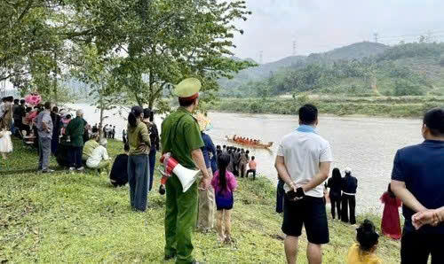 Công an xã Mỹ Tứ bảo đảm ANTT tại Lễ hội đua thuyền