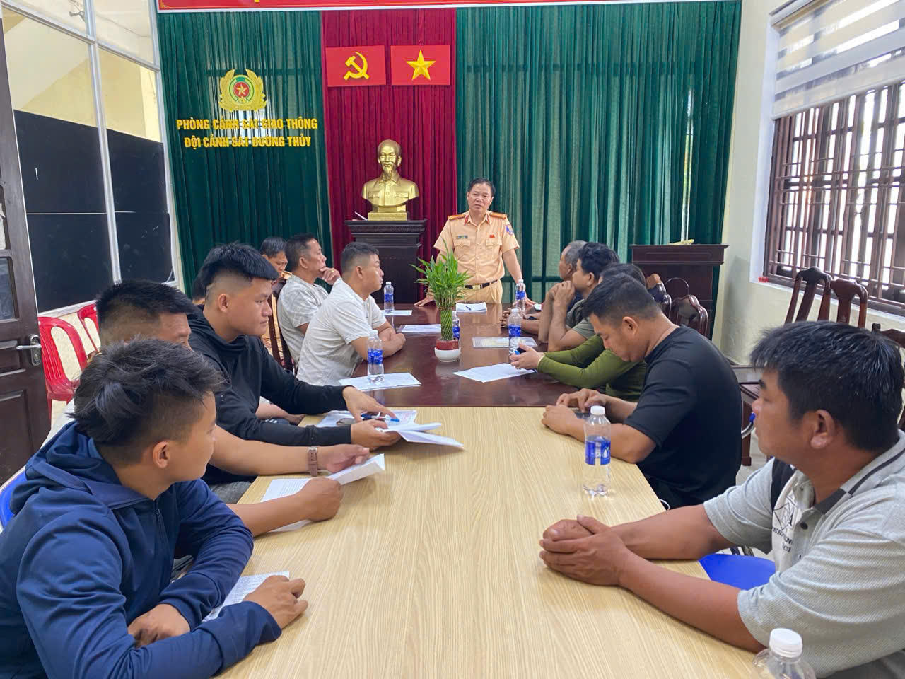 Phòng Cảnh sát giao thông Công an thành phố Huế tổ chức tuyên truyền, ký cam kết cho các chủ tàu thuyền hoạt động trên sông Hương.
