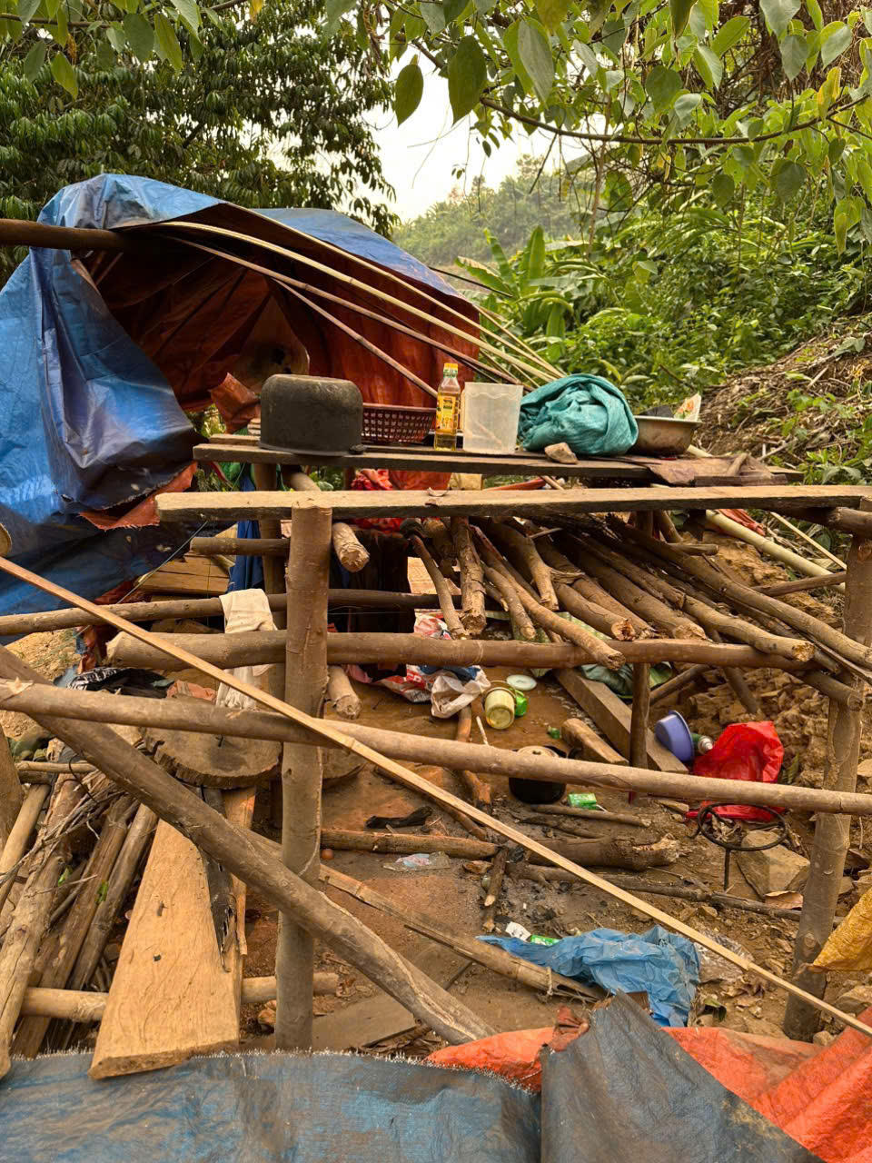 Lán trại, vật dụng của các nhóm "vàng tặc" sử dụng trong quá trình khai thác&nbsp;&nbsp;