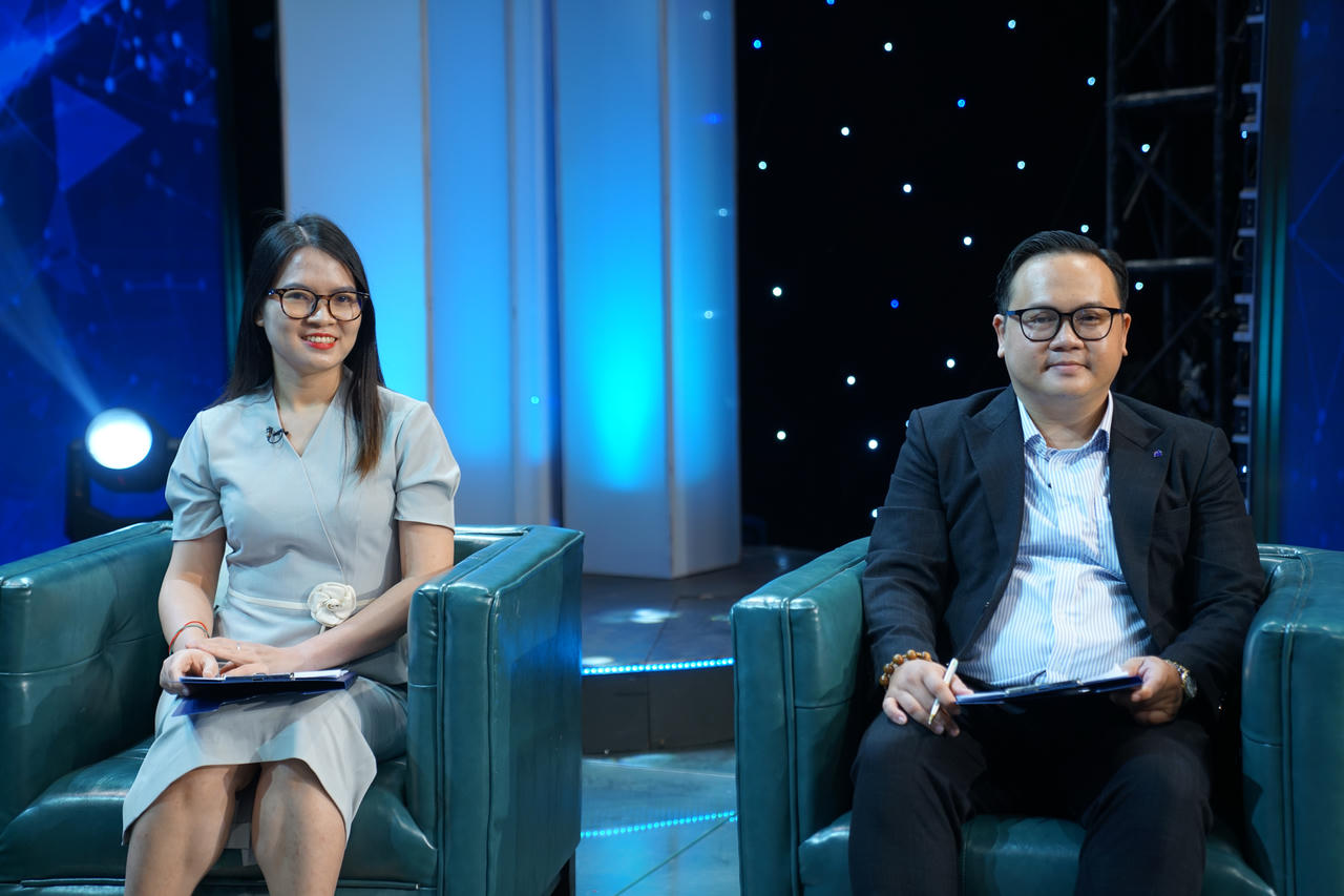 B&agrave;&nbsp;Ng&ocirc; Thu Hương &ndash; Trưởng ph&ograve;ng kh&aacute;ch h&agrave;ng Doanh Nghiệp, ng&acirc;n hang Woori Việt Nam (b&ecirc;n tr&aacute;i) đang trả lời c&aacute;c c&acirc;u hỏi của c&aacute;c doanh nghiệp tại tọa đ&agrave;m