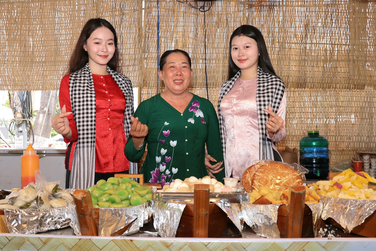 Hấp dẫn các gian hàng bánh dân gian