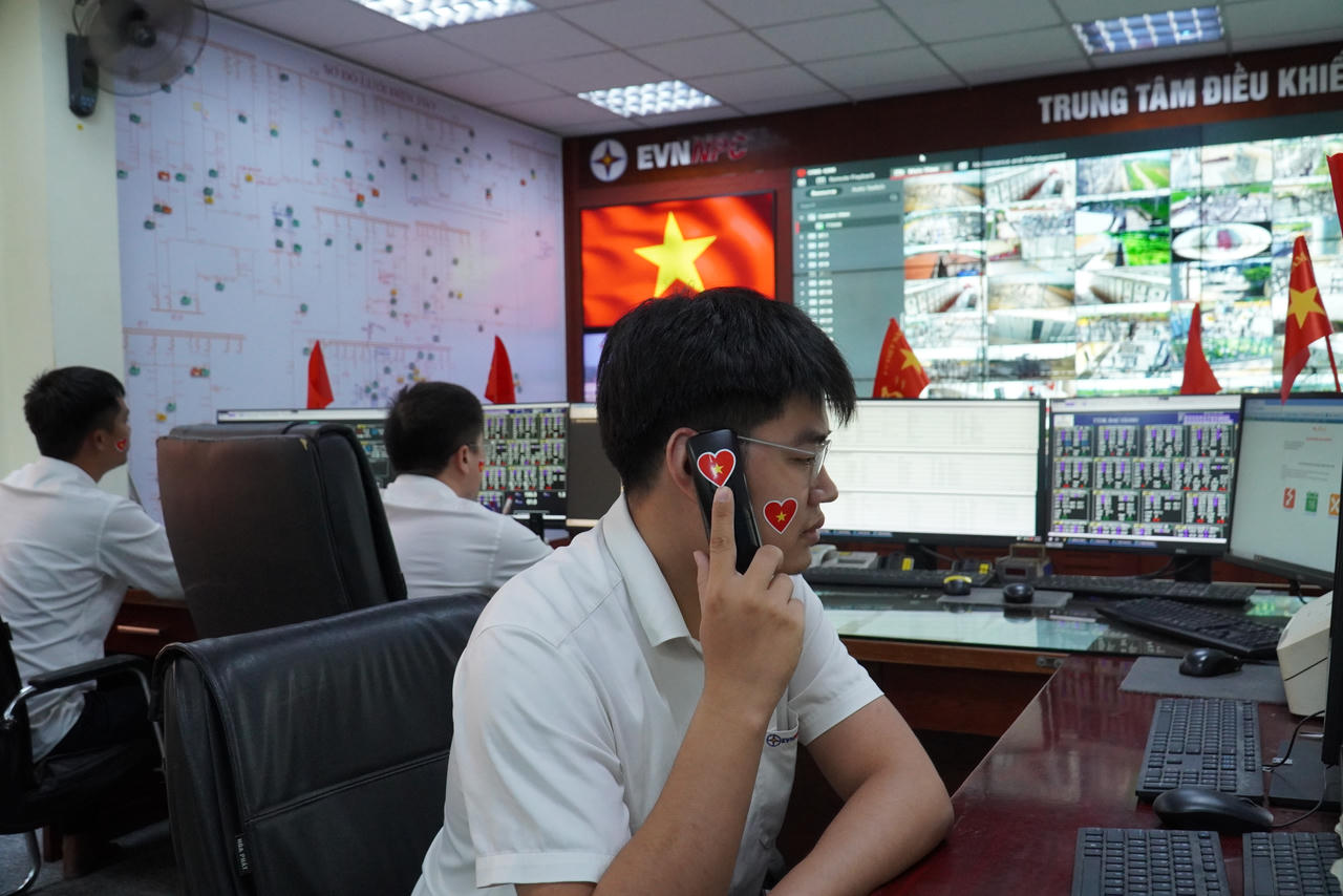 Điều độ viên Công ty Điện lực Bắc Ninh ứng trực 24/24 bảo đảm lưới điện vận hành ổn định, liên tục trong suốt dịp nghỉ lễ.(Ảnh: ĐLBN)