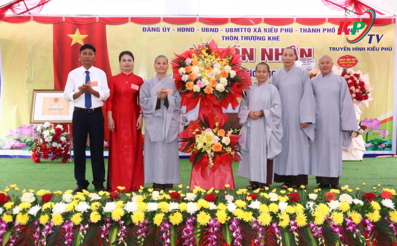 Đại diện các chùa trong xã chúc mừng