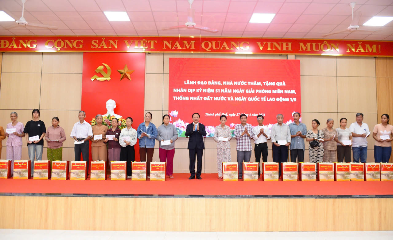 Trưởng ban Tuyên giáo và Dân vận Trung ương Trịnh Văn Quyết thăm, tặng quà người dân tại TP Huế