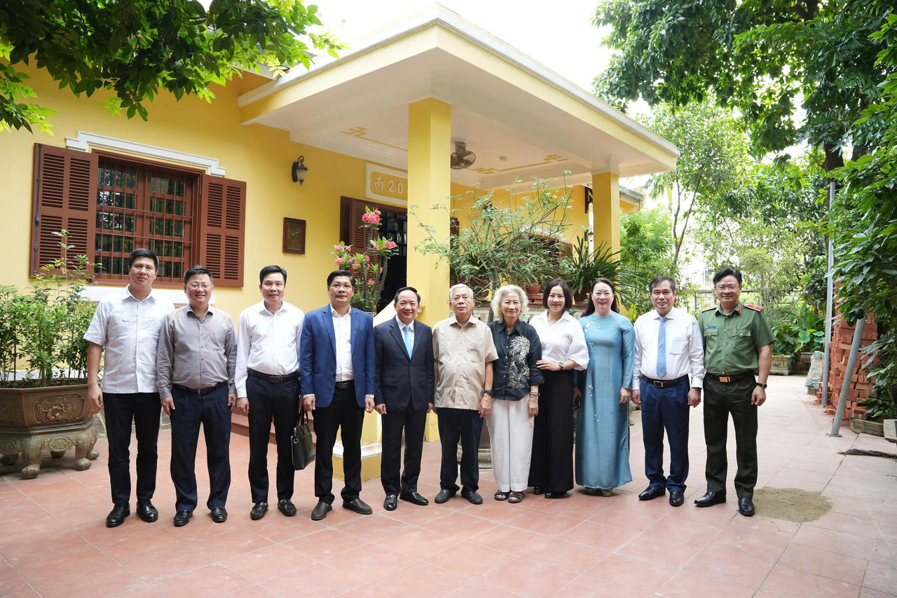 Đoàn công tác chụp hình lưu niệm cùng nguyên Ủy viên Bộ Chính trị, Bí thư Trung ương Đảng khóa IX, Trưởng Ban Tư tưởng - Văn hóa Trung ương Nguyễn Khoa Điềm