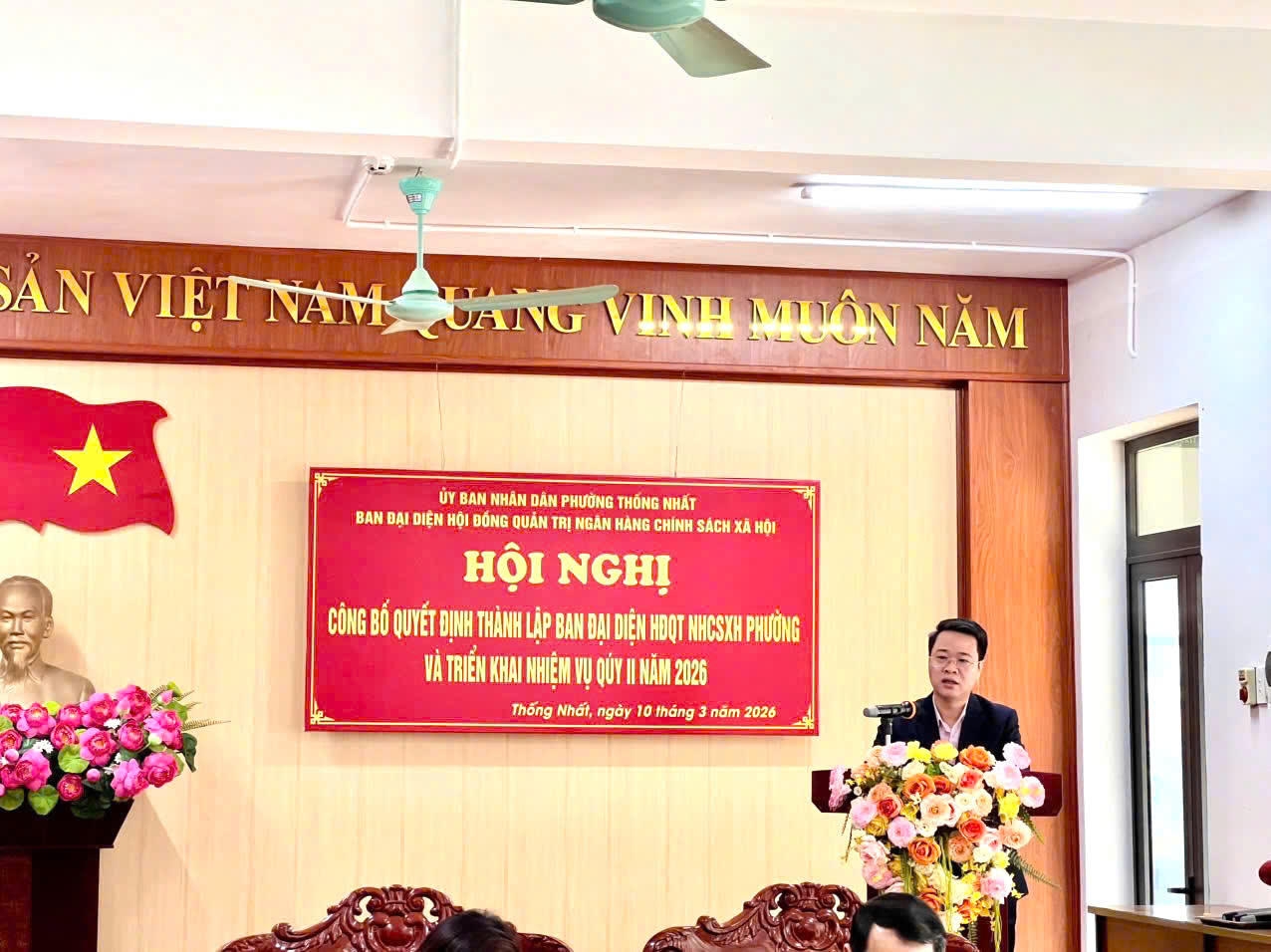 Phó Giám đốc NHCSXH tỉnh Phú Thọ, ông Nguyễn Tuấn Ngọc phát biểu tại Hội nghị thành lập Ban đại diện Hội đồng quản trị NHCSXH xã, phường ở địa bàn Hoà Bình.