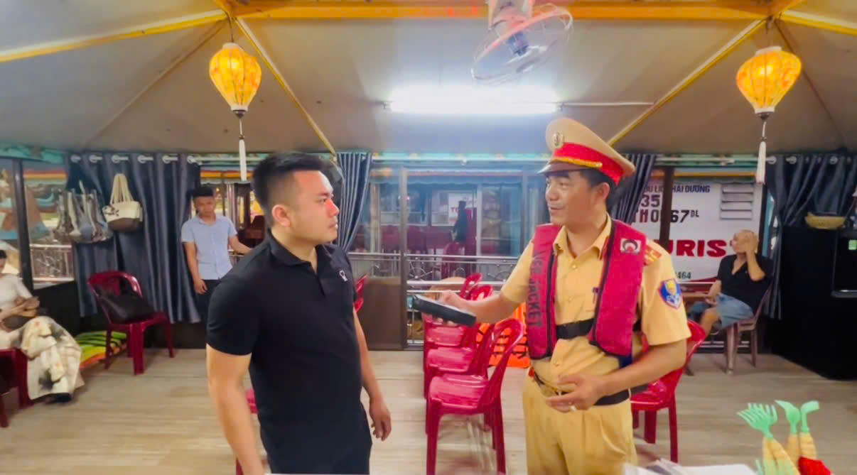 Phòng Cảnh sát giao thông Công an thành phố Huế tăng cường kiểm tra, tuyên truyền cho các chủ tàu thuyền trên sông Hương.