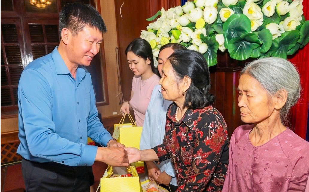 Ông Trần Huy Tuấn, Ủy viên Trung ương Đảng, Bí thư Tỉnh ủy tặng quà các hộ có hoàn cảnh khó khăn tại chương trình.