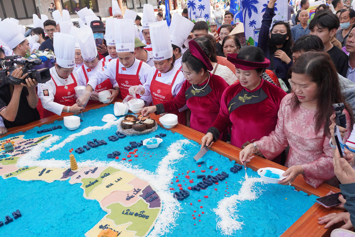 Hình ảnh người dân thưởng thức món xôi với NCD.