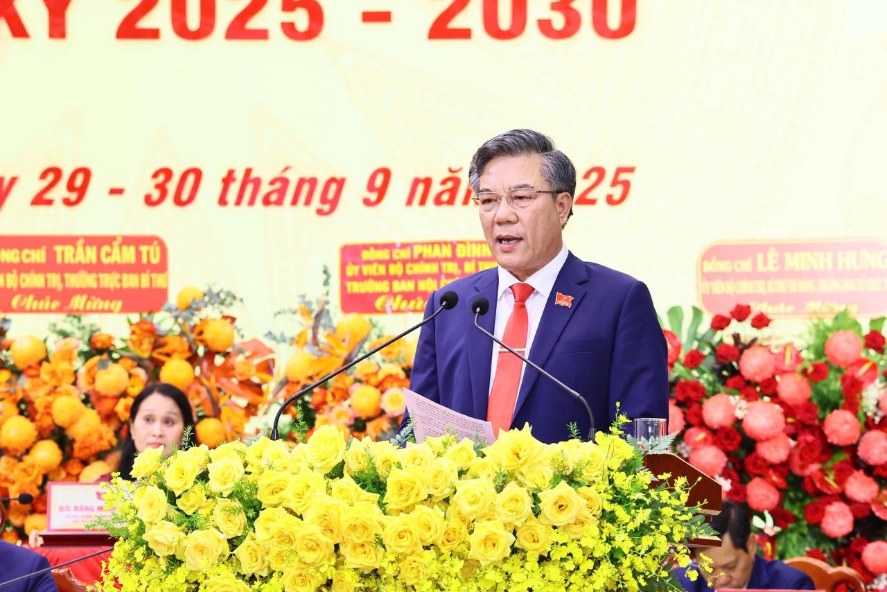 Ông Dương Minh Dũng, Bí thư xã Long Thành (nay là Trương Ban Tuyên giáo và Dân vận Tỉnh ủy Đồng Nai) trình bày tham luận tại Đại hội Đảng bộ tỉnh Đồng Nai lần thứ 1.