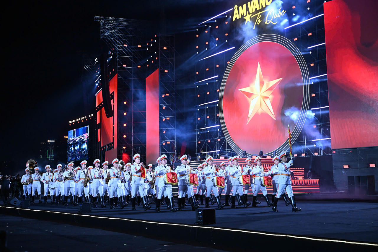 Chương trình có quy mô khoảng 40.000 khán giả, với sự tham gia của hơn 2.000 nghệ sĩ, diễn viên và 500 cán bộ, chiến sĩ lực lượng vũ trang nhân dân (Ảnh: V.Hà).